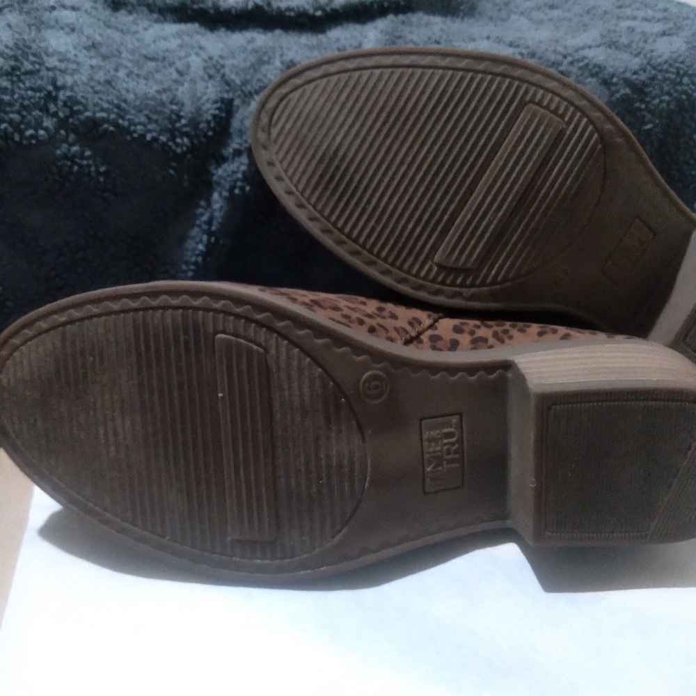 Time and Tru leopard print booties size 6 with memory foam - Picture 7 of 8